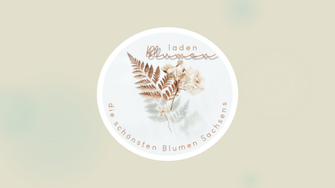 Lernumgebung "Ein eigenes Logo erstellen" öffnen Das Bild zeigt ein Beispiellogo eines Blumenladens. Im Hintergrund sieht man einen getrockneten Blumenstrauß aus braunem Farn. Davor befindet sich die Schrift Blumenladen, die schönsten Blumen Sachsens.
