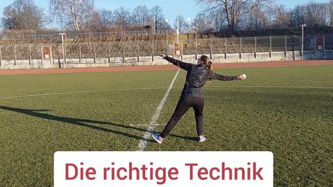 Lernumgebung "Leichtathletik mit digitalen Medien: Eine Unterrichtsreihe zum Schlagballwurf und Weitsprung" öffnen Dieses Bild zeigt eine Person, die in der Ausgangsposition des Schlagwurfs steht.