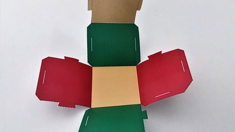Foto eines mit der App Shapes ausgedruckten Würfelnetzes
