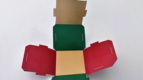 Lernumgebung "Farbige Würfelnetze: Mit Shapes 3D vom Körper zum Netz und zurück" öffnen Foto eines mit der App Shapes ausgedruckten Würfelnetzes