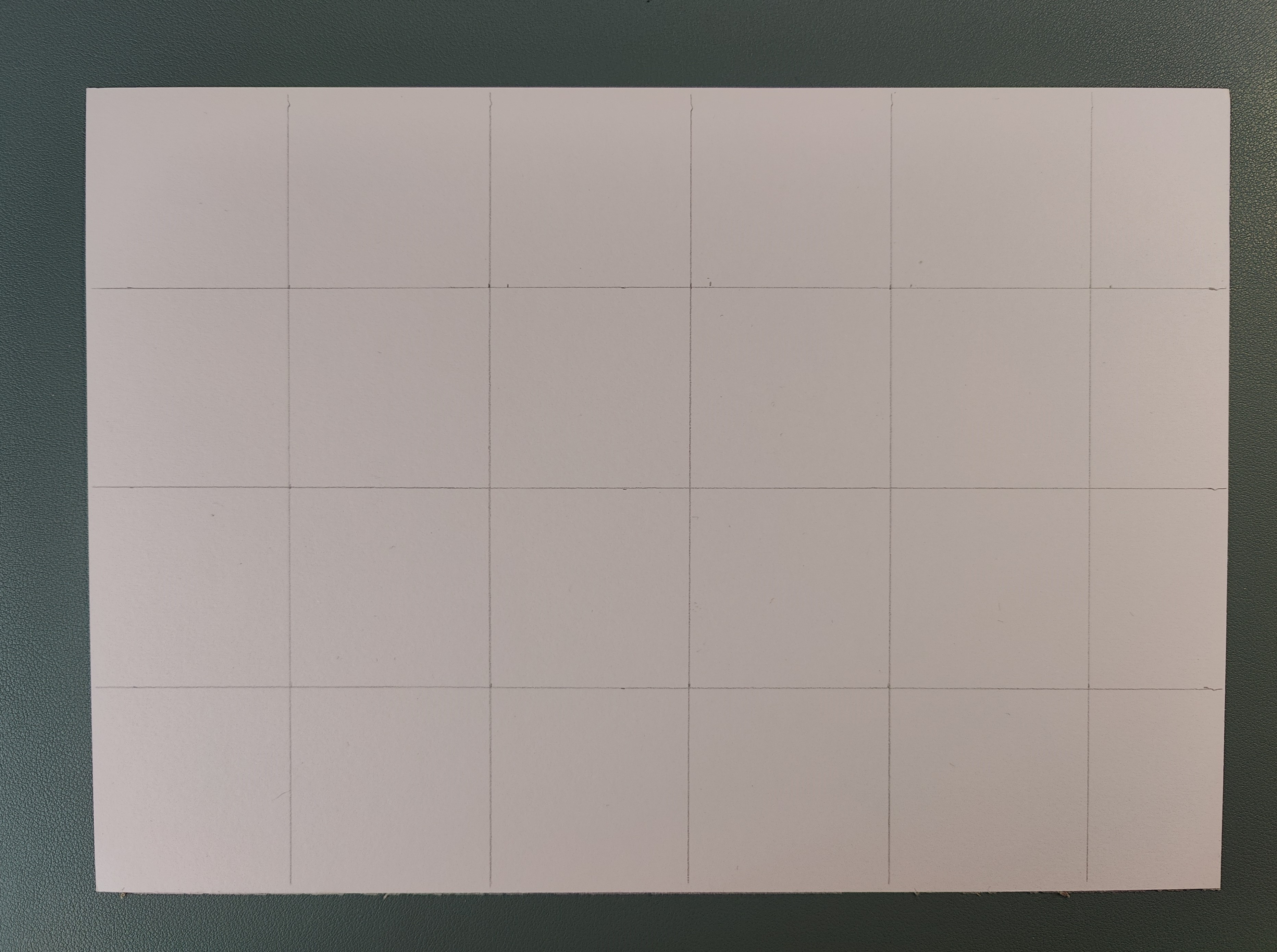 Das Foto zeigt ein Blatt Papier in A4 mit aufgezeichneten Kacheln.